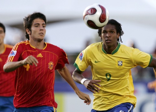 سباق على الكرة بين البرازيلي جو والإسباني فالينتي (أندي كلارك ـ رويترز)