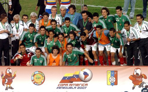لاعبو المنتخب المكسيكي يحتفلون بإحرازهم المركز الثالث في «كوبا أميركا» (ادواردو موراليس ــ اي بي اي)