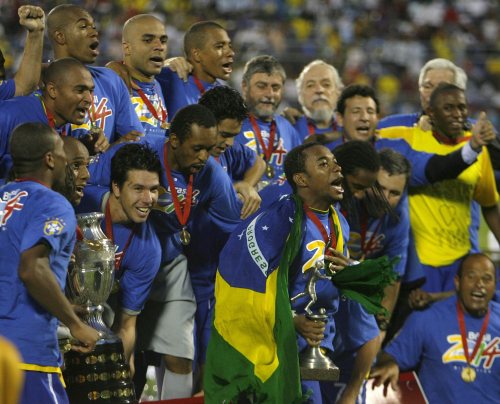 لاعبو البرازيل يحتفلون بتتويجهم أبطالاً لكأس أمم أميركا الجنوبية (ماركوس ديلغادو ــ اي بي اي)