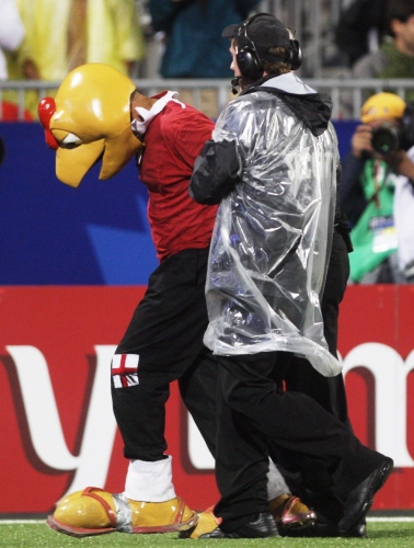 أحد رجال الأمن يخرج مشجعاً لتشيلي متنكراً بزيّ دجاجة حاول الاعتداء على الحكم (ادريان وايلد ــ أ ب)