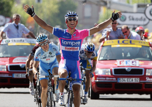 الإيطالي دانييلي بيناتي فائزاً في المرحلة الـ 17 من «تور دو فرانس» (دومينيك فاجيه ــ أ ف ب)