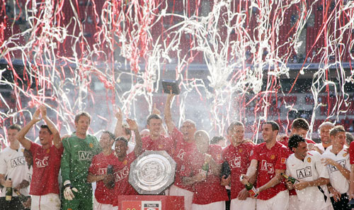 لاعبو مانشستر يونايتد يحتفلون بأول ألقابهم في الموسم الجديد (سانغ تان ـ أ ب)