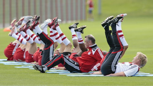  المدرب أوتمار هيتسفيلد متوسّطاً لاعبيه خلال حصة تدريبية لبايرن ميونيخ استعداداً للموسم الجديد (اوفي لاين ــ أ ب)