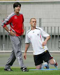المدرب الألماني يواكيم لوف وكريستيان باندر خلال حصة تدريبية (أ ب)