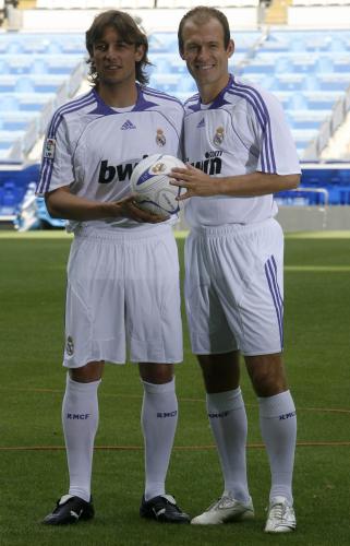 لاعبا ريال مدريد الجديدان روبن وهاينتزه لدى إلتحاقهما بالمران، أمس. (أندريا كوماس ـ رويترز)