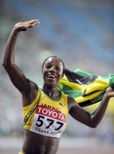 الجامايكية فيرونيكا كامبل تحتفل بذهبية سباق 100 م في مونديال أوساكا (إريك فيفربرغ ــ أ ف ب)