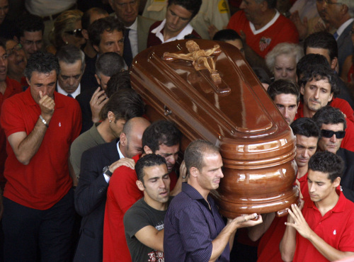 لاعبو إشبيلية يحملون نعش زميلهم أنطونيو بويرتا خلال مراسم تشييعه (كريستينا كويكلر ــ أ ف ب)