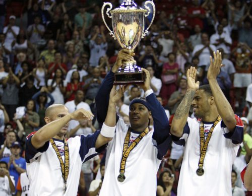 كارميلو أنطوني رافعاً كأس بطولة أميركا لكرة السلة وإلى جانبه جايسون كيد (إلى اليسار) وتايسون تشاندلر (لوسي نيكولسون ــ رويترز)