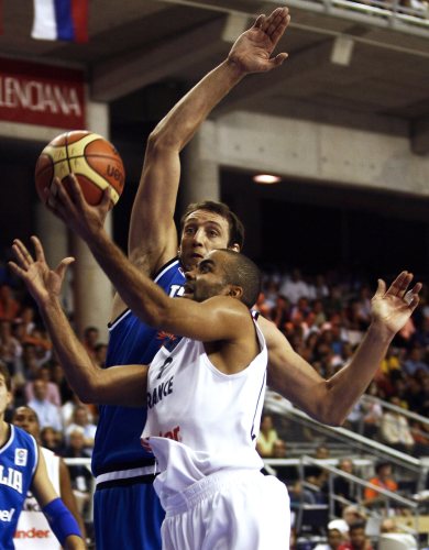 الفرنسي طوني باركر صاعداً إلى السلة الإيطالية بمضايقة دينيس ماركوناتو (سيرجيو بيريز ــ رويترز)