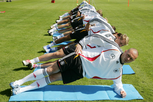 كريستيان باندر ورفاقه في المنتخب الألماني خلال تمرينات بدنية استعداداً للقاء ويلز في تصفيات أمم أوروبا 2008 (ماركوس غيليار ـ أ ب)