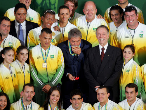 الرئيس البرازيلي دا سيلفا وإلى يساره رئيس اللجنة الأولمبية البرازيلية نوزمان خلال حملة ترويجية (أرشيف)