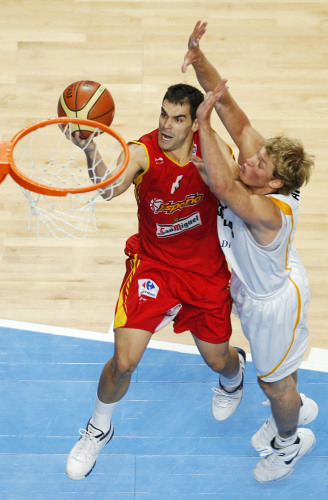 الإسباني خوسيه كالديرون مسجلاً في السلة الألمانية بمضايقة يان - هندريك ياغلا (دانيال دي اولزا - أ ب)