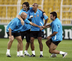 لاعبو انتر فيغو وأوليفيه داكور و سولاري و كامبياسو يمازحون بعضهم (عثمان أسطا ــ أ ب)