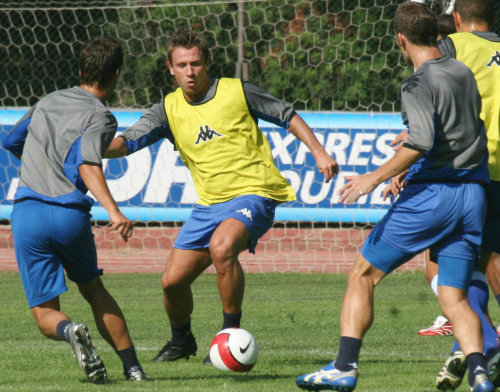 مهاجم سمبدوريا الجديد أنطونيو كاسانو (في الوسط) خلال حصة تدريبية لفريقه في جنوى (ايتالو بانكيرو ــ أ ب)