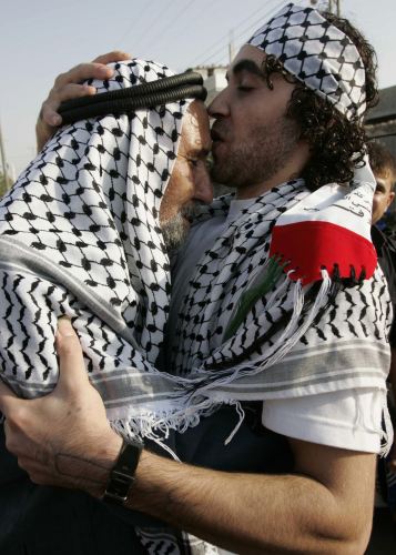 أسير محرّر من السجون الإسرائيلية في قطاع غزّة أول من أمس (ابراهيم أبو مصطفى - رويترز)