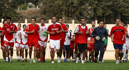 لاعبو المنتخب اللبناني خلال التمرين أول من أمس على ملعب بحمدون (محمد علي)