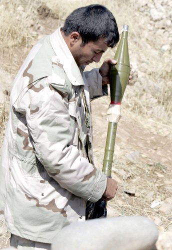 مقاتل من «البشمركة» يستعدّ لمواجهة الغزو التركي المحتمَل على الحدود أمس (علي عبّاس - إي بي أي)
