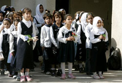 فتيات عراقيّات قبيل بدء الصف الدراسي في مدينة الصدر أوّل من أمس (كريم رحيم - رويترز)