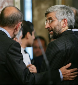 المفاوض النووي الإيراني الجديد سعيد جليلي وسولانا بعد إحدى جولات المفاوضات في إيطاليا الشهر الماضي (أرشيف - أ ف ب)