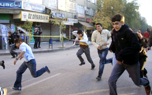 متظاهرون أكراد يهربون من الغاز المسيّل للدموع الذي أطلقته الشرطة التركيّة في ديار بكر أوّل من أمس (عثمان أورزال - رويترز) 