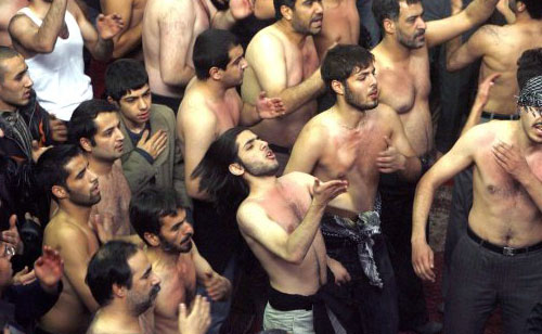 إيرانيّون يحيون مراسم عاشوراء في طهران أوّل من أمس (عابدين طاهر كناريه - إي بي أي)