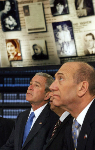بوش وأولمرت في المتحف التذكاري للمحرقة اليهوديّة في القدس المحتلّة الشهر الماضي (جيم هولاندر - أ ب)