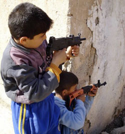 القتل أصبح اللعبة المفضّلة لدى أطفال العراق المحتلّ (صباح البزيع - رويترز)