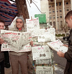 سوريّون يقرأون جريدة الحزب الشيوعي السوري «صوت الشعب» في دمشق (أرشيف)