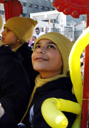 سوريّون يشاركون في حملة شعبيّة لمكافحة سرطان الأطفال في دمشق (باسم تلاوي - أ ب)