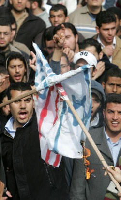 جامعيّون أردنيّون يحرقون علمي أميركا وإسرائيل في عمّان في الثاني من الشهر الجاري (محمّد أبو غوش - أ ب)