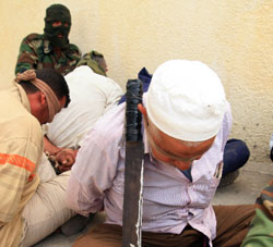 جندي عراقي يعتقل أشخاصاً ضمن حملة «صولة الفرسان» (عصام السوداني ـــ أ ف ب)