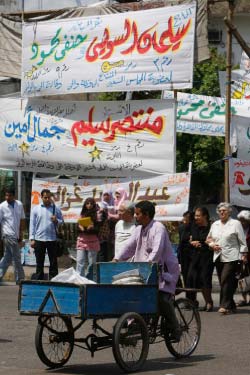 زحمة لافتات انتخابيّة محصورة بمرشحي الحزب الحاكم (عمرو دلش ـــ رويترز)