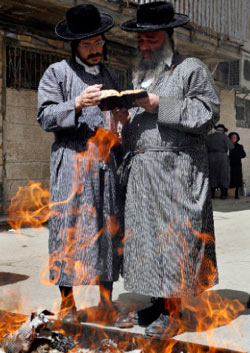 يهوديّان يحييان شعائرهما الدينيّة في القدس المحتلّة  (جيل كوهين ماغين ـــ رويترز)