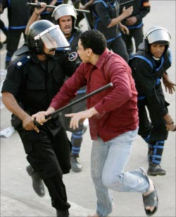 فرقة مصريّة كاملة تعتقل متظاهراً في المحلّة في 7 نيسان (ناصر ناصر ـــ أ ب)