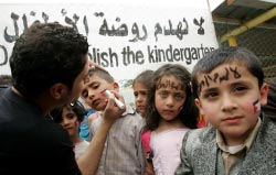 أطفال فلسطينيّون يحاولون إنقاذ روضتهم من آلة الدمار الإسرائيليّة قرب جنين الشهر الماضي (سيف دحلح ـــ أ ف ب)
