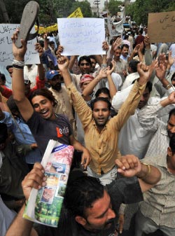باكستانيّون يتظاهرون في لاهور إثر وصول سعر برميل النفط إلى 134 دولاراً أمس (عارف علي ـــ أ ف ب)