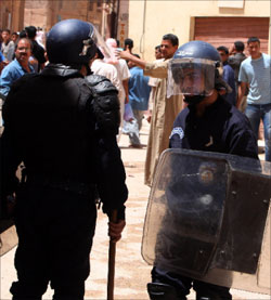 رجال أمن جزائريّون ينتشرون في بريان لضبط الاشتباكات بين العرب السنّة والإباضيّين (زهراء بن سمرا ـــ رويترز)