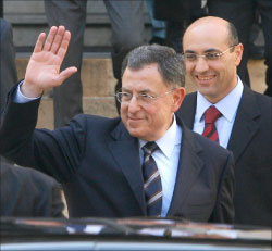 السنيورة مغادراً البرلمان بعد تكليفه بمنصبه (مروان طحطح)