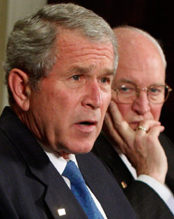 الثنائي بوش وتشيني يعيشان آخر أيّامهما في البيت الأبيض (جيم يونغ ـــ رويترز)