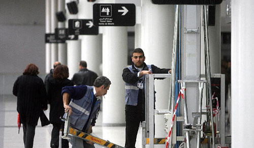 عمال شركة  MEAS في المطار (أرشيف ــ مروان طحطح)