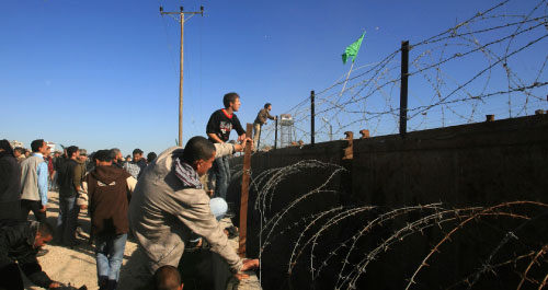 فلسطينيون في رفح يحتجون على الجدار الفولاذي (اياد بابا ــ أ ب)