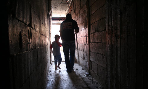 هو نفق أينما اتجه الفلسطيني. حتى لو كان شارعاً، يصبح نفقاً. هكذا يرى المصوّر الشاب هشام غزلان جغرافية اللاجئين من إخوته في المخيمات. هنا في مبنى مستشفى غزة، يمسك الرجل بيد الصبي ويتجهان إلى الضوء في آ