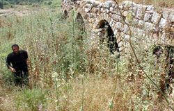 بقايا الآثار العثمانية التي ستغمرها مياه السد (خالد الغربي)