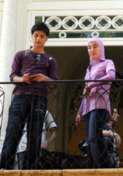 طلاب من على شرفة قصر الاستقلال في القنطاري (مروان ابو حيدر)