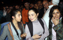 مع ابنتها في ميدان التحرير