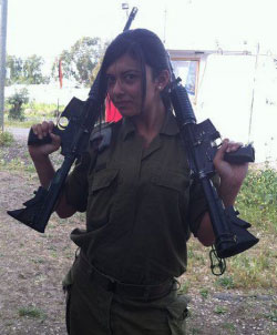  موناليزا عبده أثناء خدمتها في جيش الاحتلال الإسرائيلي 