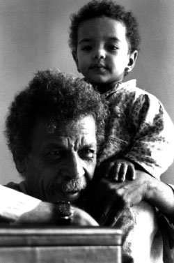 مع ابنته زينب عام 1993 (رندا شعث ــــ مصر) 