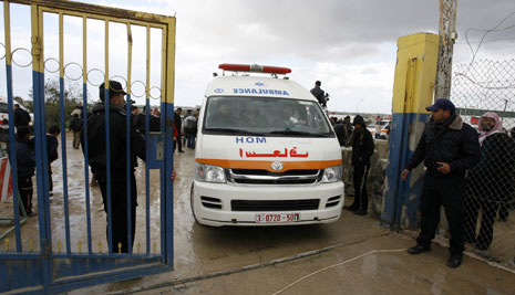 تقول إدارة المعابر في غزة إنها تجري اتصالات مع المصريين لفتح المعبر من أجل إخراج المرضى وإعادة العالقين (آي بي ايه)