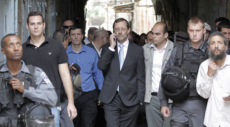 النائب عن اليمين الإسرائيلي موشيه فيغلين وهو يحمل هاتفه أثناء اقتحامه الأقصى أمس (أ ف ب)