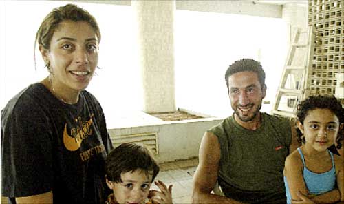 القصّاص وعائلته بعد تدمير بيته (هيثم الموسوي)